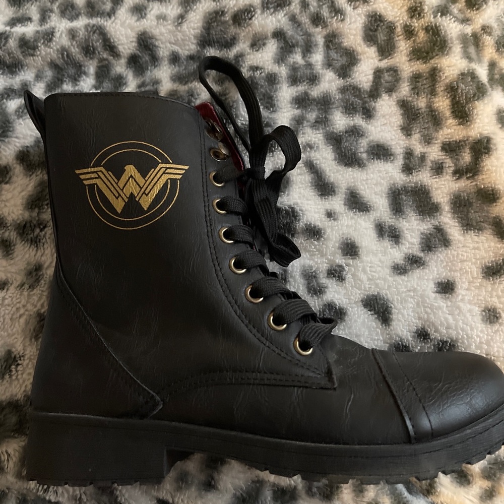 DC COMICS WONDER WOMAN Hot Topic Combat Boots W Size 7